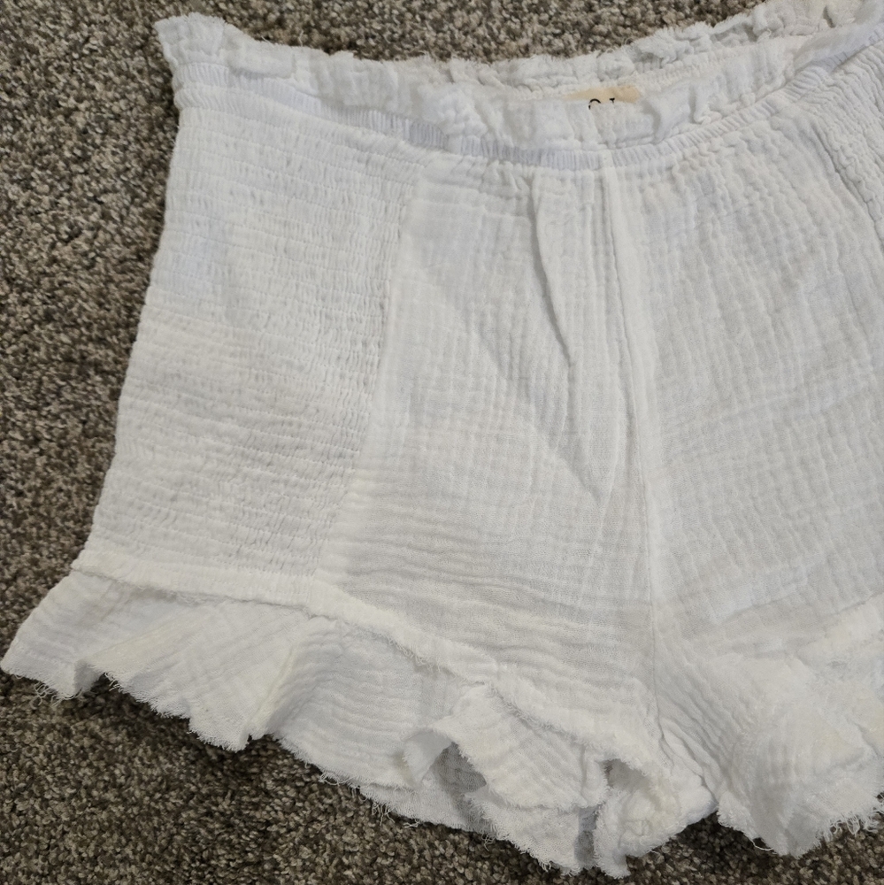 Brand new!! NWOT POL boutique white stretchy ruffle shorts size medium - Picture 3 of 6